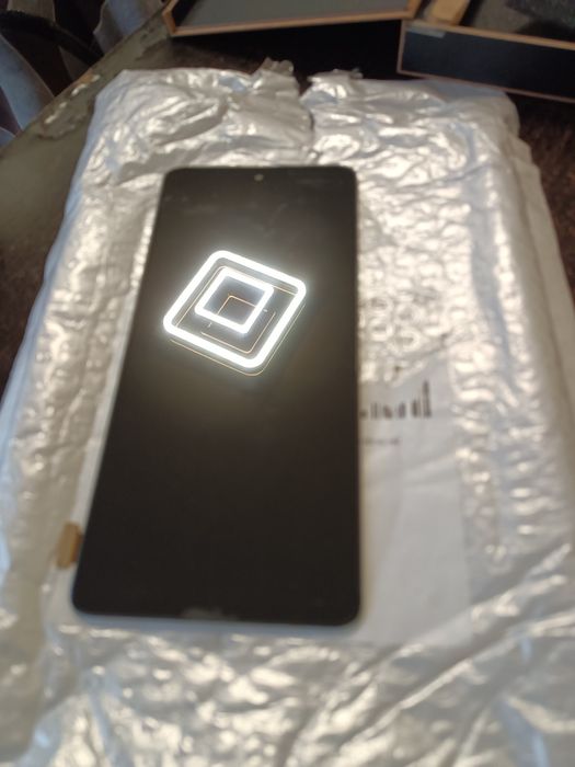 Display telefon nou in cutie