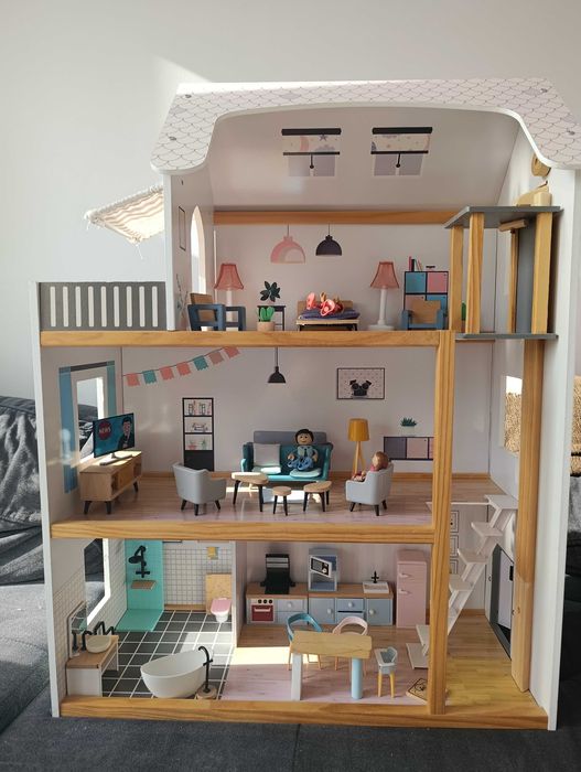 Дървена къща за кукли