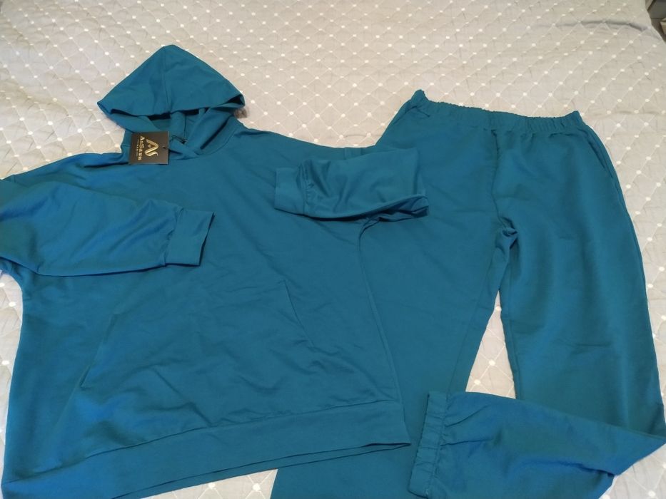 Женский Спортивный костюм цвет изумрудный.