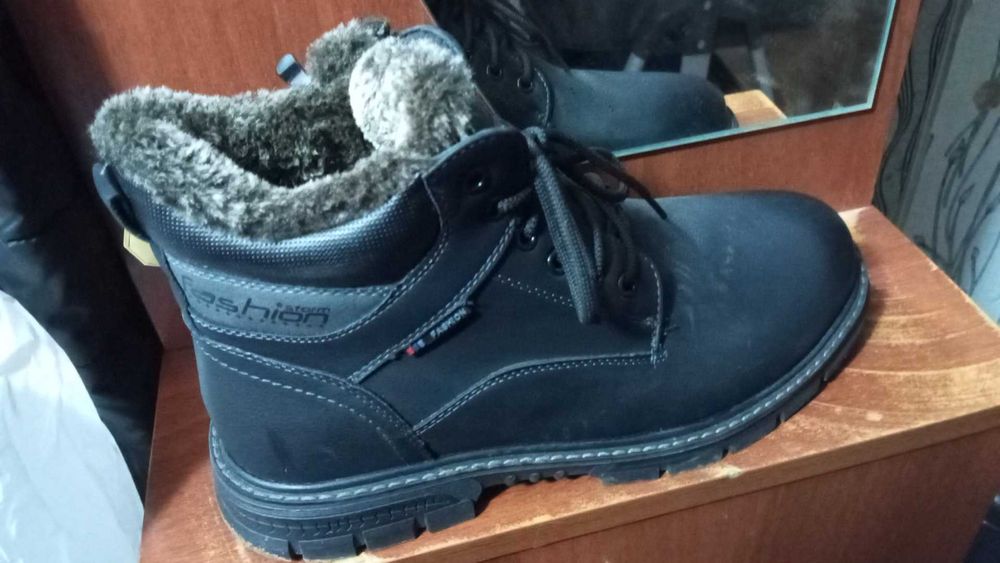 Продаются мужские ботинки