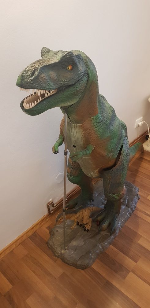 Vând dinozaur T-rex