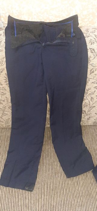 Брюки чёрные и синие.