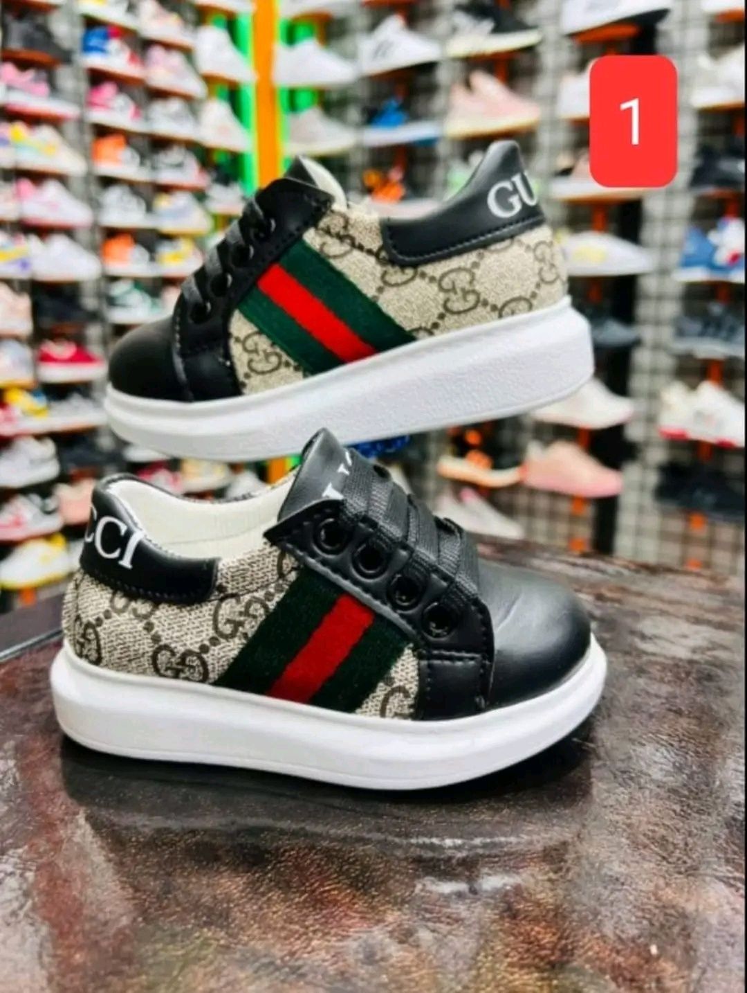 Adidași Gucci, 23 și 25