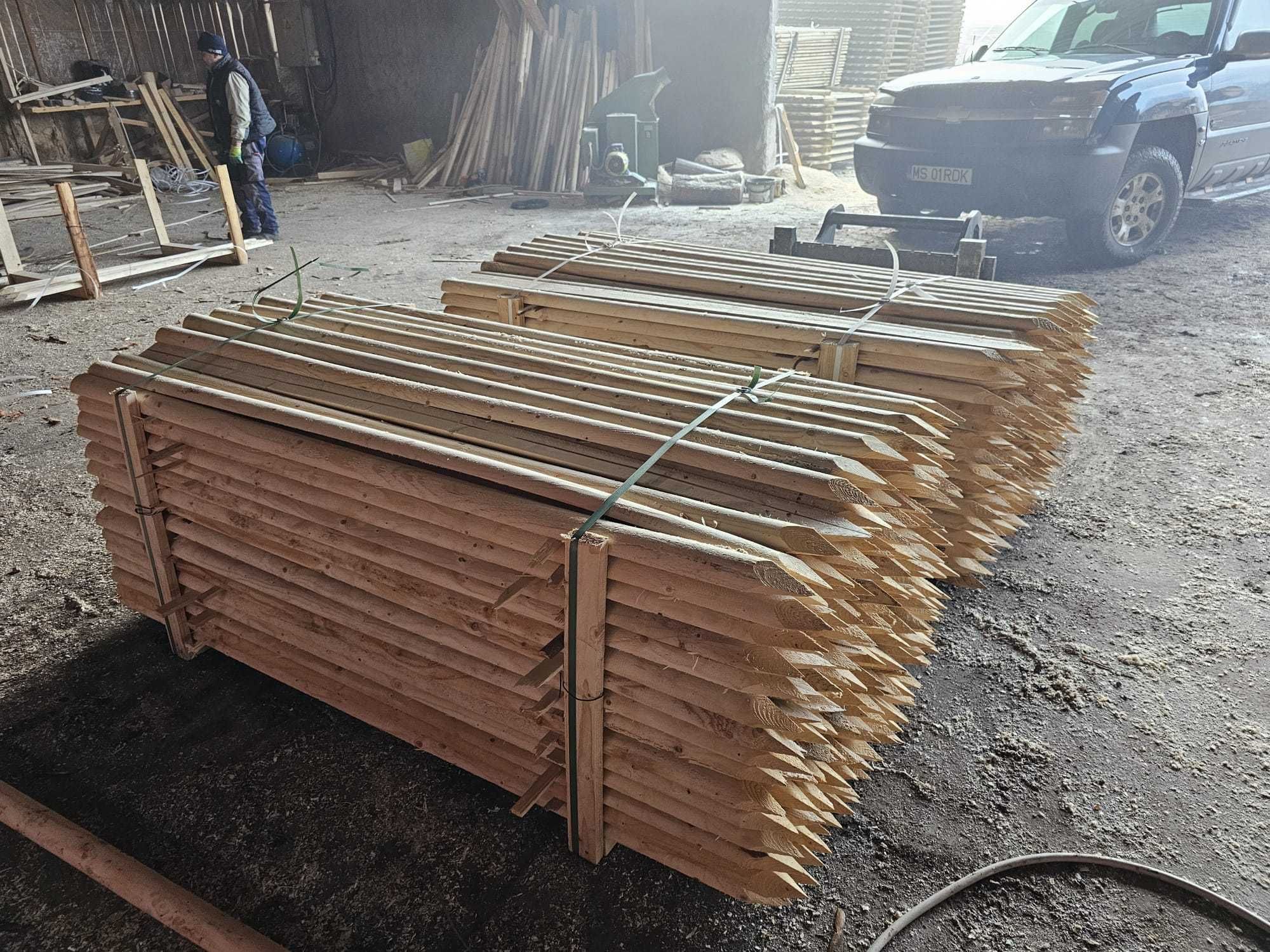 Stalpi din lemn pentru gard electric