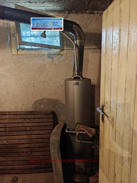 Къща в град Земен