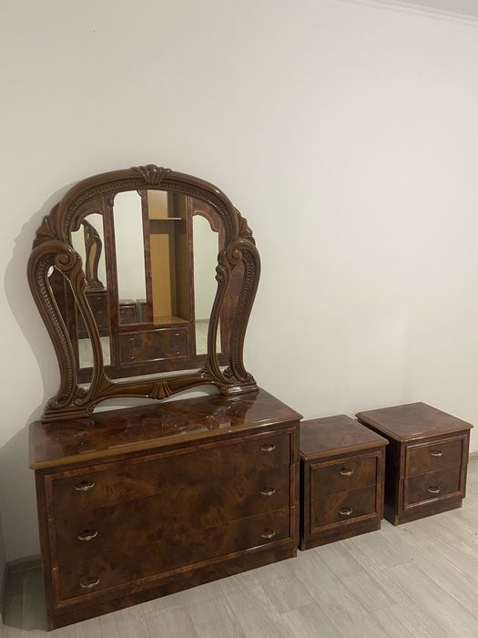 Продаем комод с зеркалом и две прикроватные тумбы