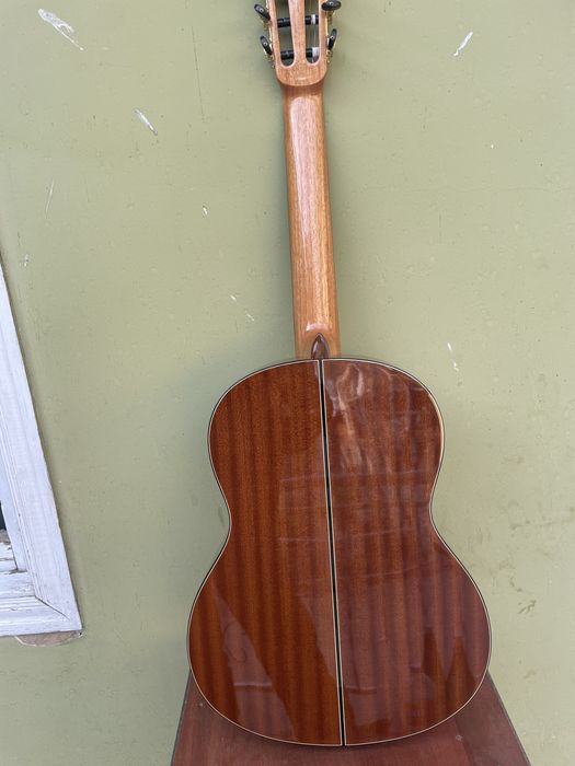 Ispanski gitara sotiladi