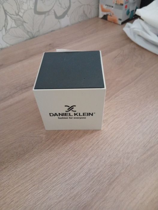 Продавам стилен дамски часовник Daniel Klein