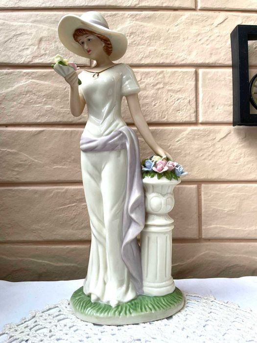 Прекрасна порцеланова дама MARGOT от Англия