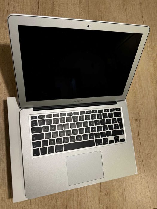 Apple Macbook Air 13 2017 A1466, 13.3", i5, 8 RAM Tastatura Iluminata
