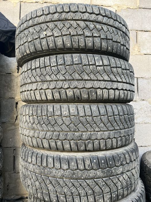 Зимний шипованный комплект виатти 215/60/16