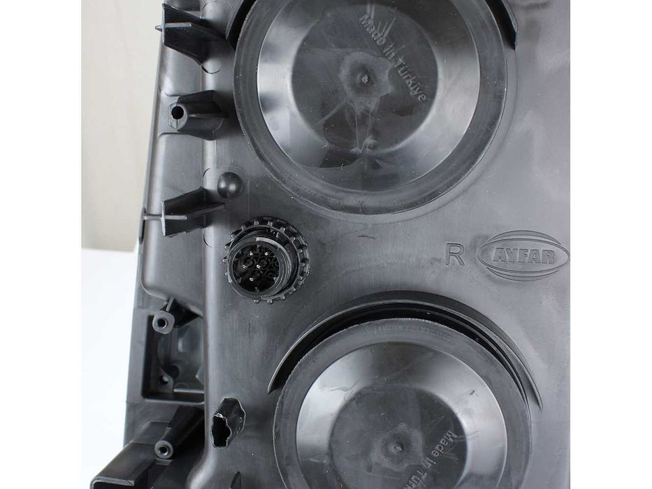 Фарове Фар за RENAULT MAGNUM 2000 - 2013 / Рено Магнум