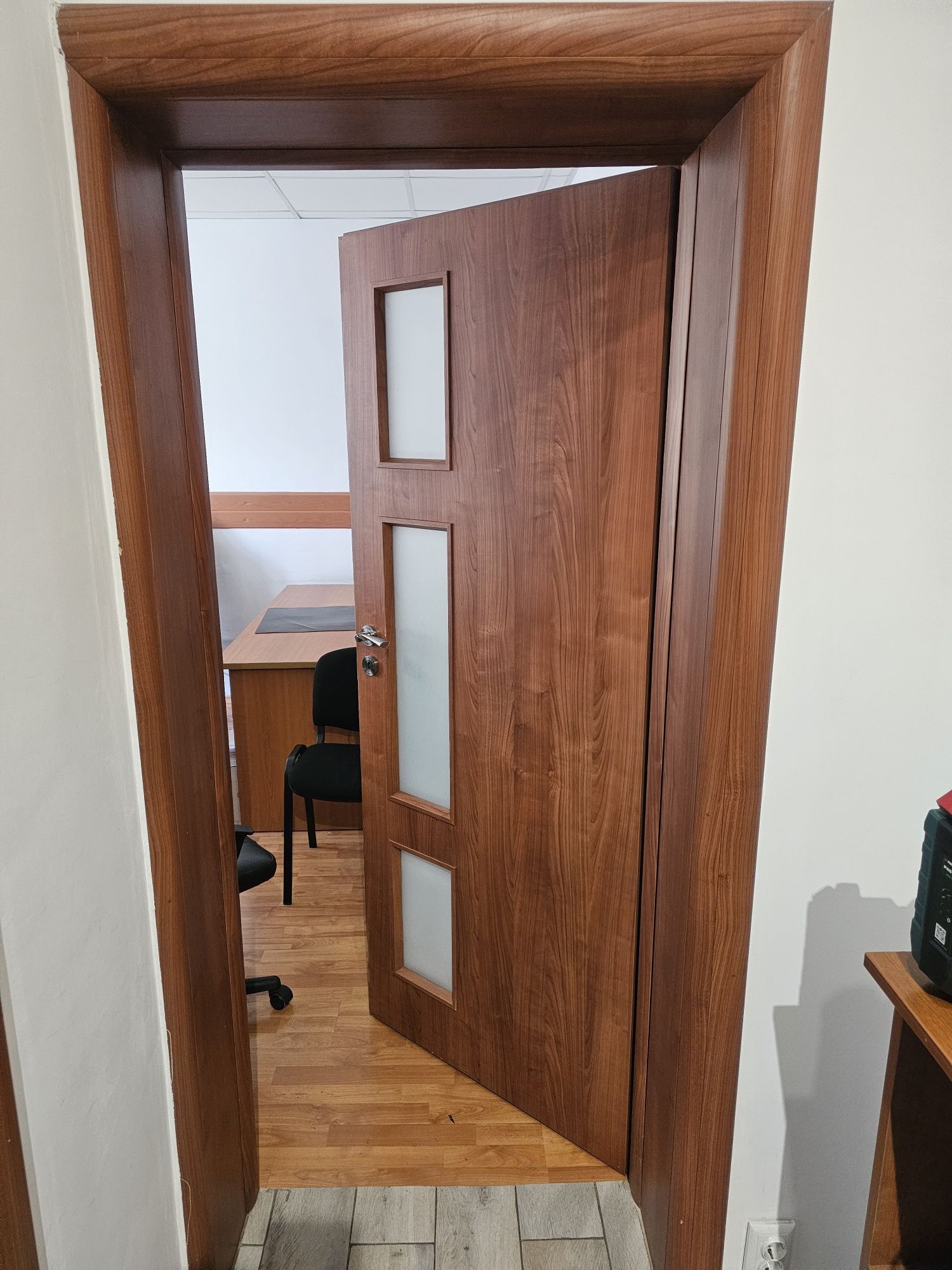 Офис мебели /бюра, рафтове, шкафове, секции, офис кухня, врати