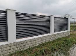 Construim garduri si porti din sipca metalica, panouri stil jaluzele,