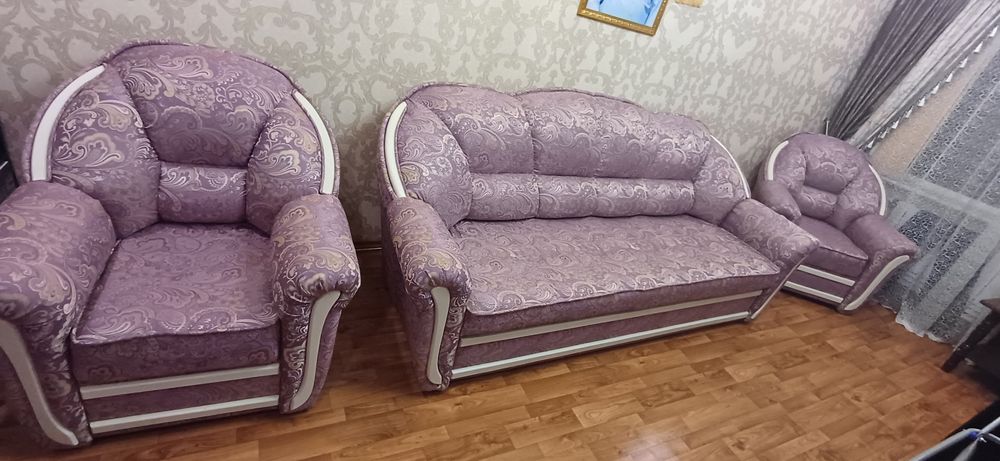 Диван с двумя креслами