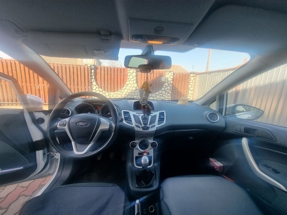 Vând Ford Fiesta an 2010