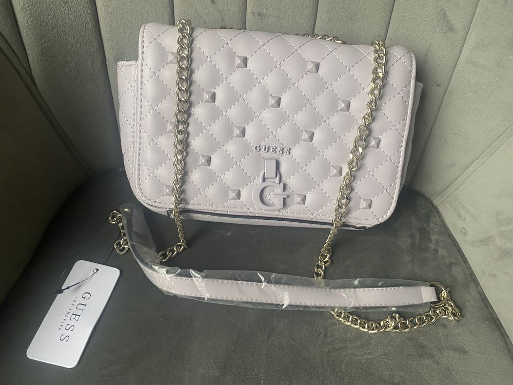 Guess нова лилава чанта crossbody