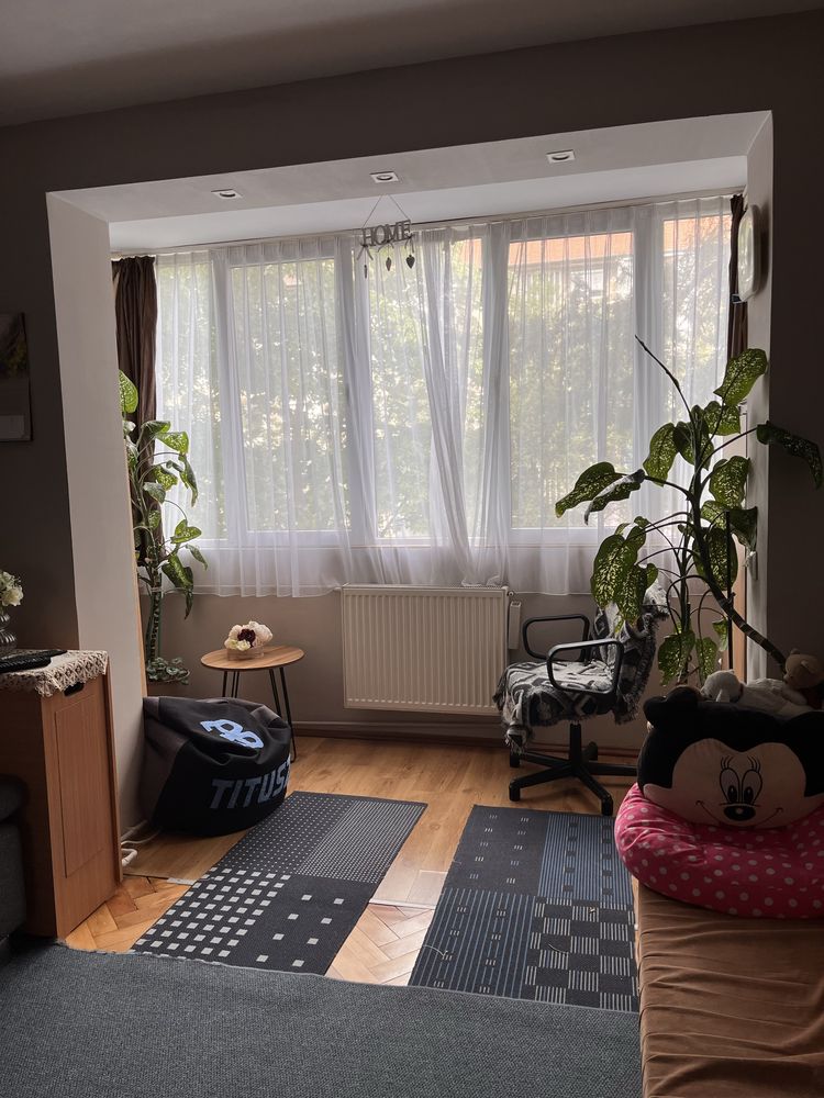 Vand apartament cu 3 camere, zona Rogerius