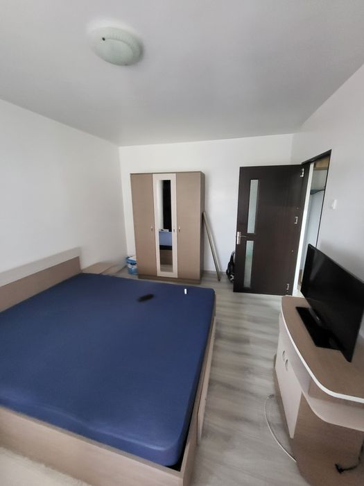 Închiriez garsoniera.