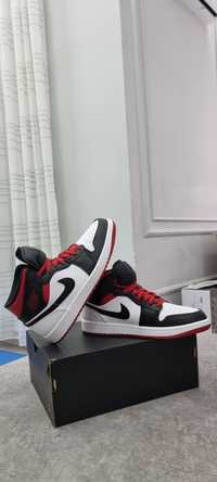 Nike Jordan 1 Mid 42.5