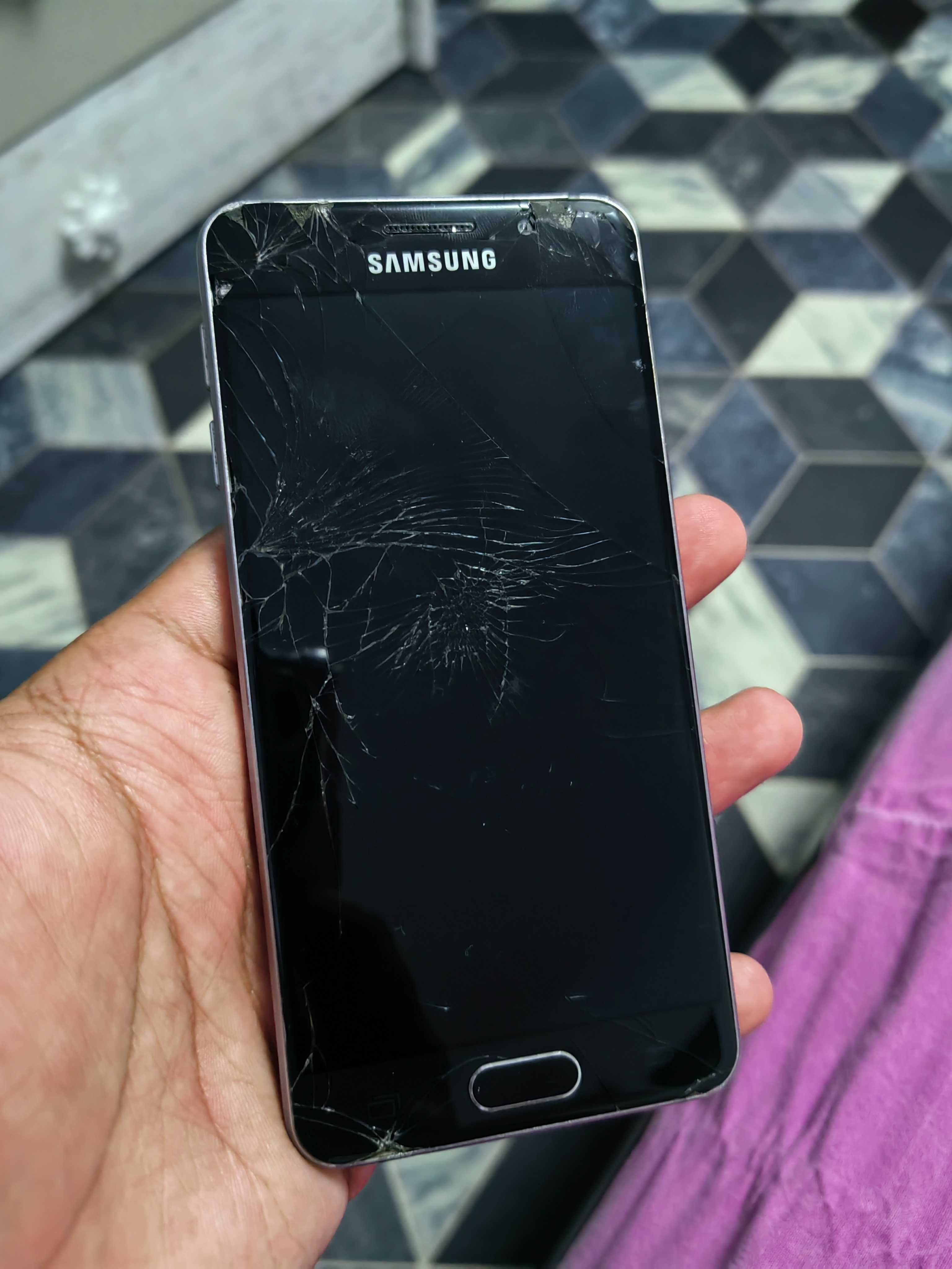 Продавам Samsung Galaxy A3 2016