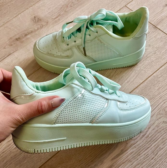 Сникърси в ментов цвят!