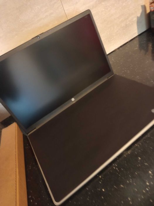 Model: HP Laptop 27-cn3277ng
Procesor: i5 
Afișaj: diagonală de 17, x