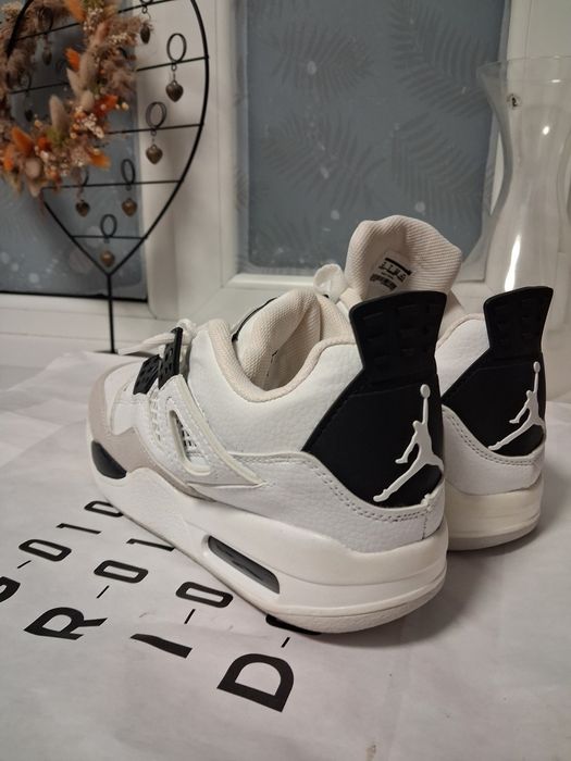 Adidași noi fără eticheta