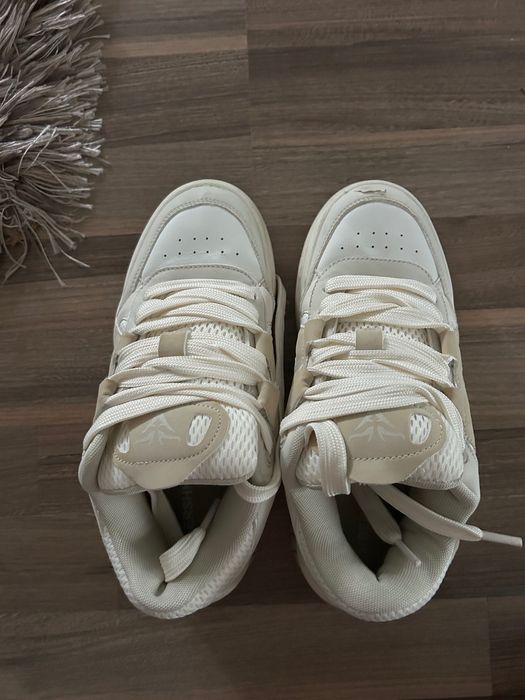 Adidași Bershka bej