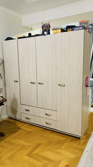 Срочно продам вместительный шкаф.