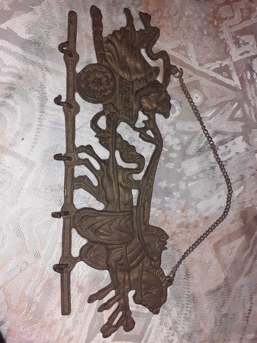 Cuier vechi din bronz