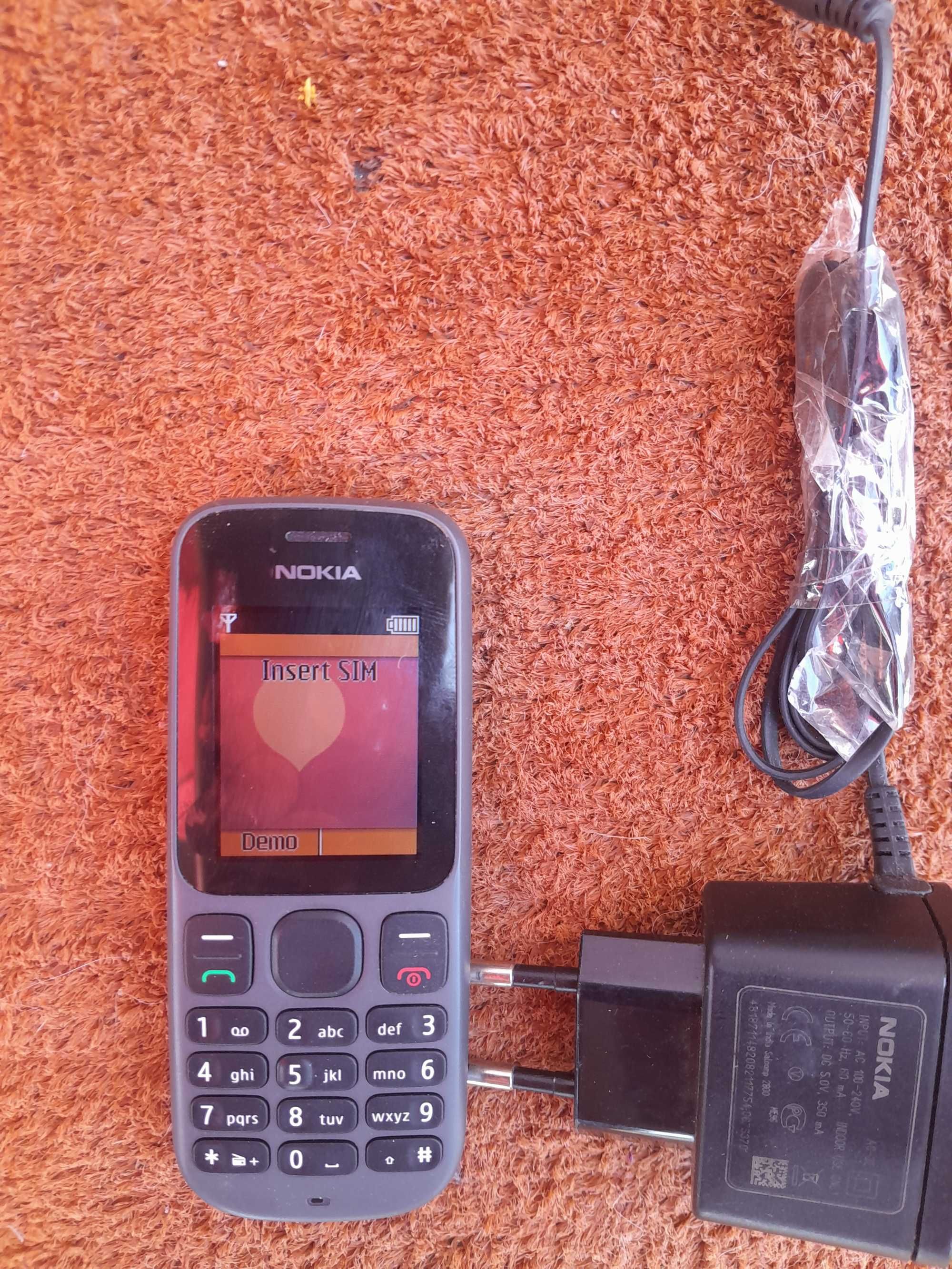Nokia 100 cu încărcător