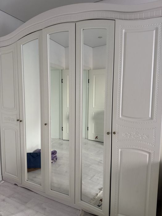 Продам в отличном состаяние шкаф комот два тумочка