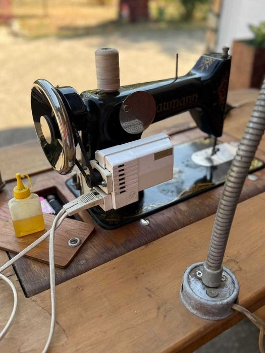 Ретро шевна машина Naumann, модернизирана на ток.