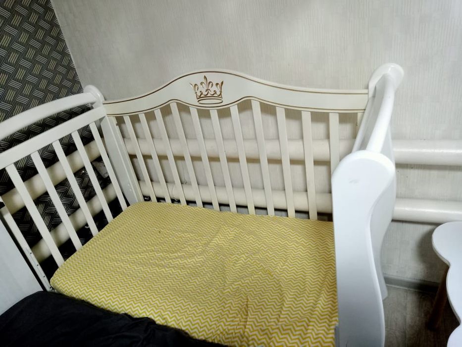 Детская кроватка и камот пеленальный столик.