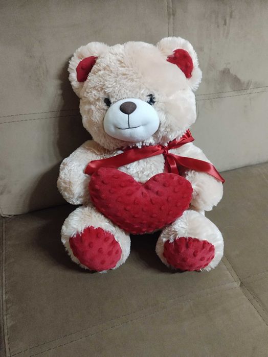 Плюшена играчка мече със сърце