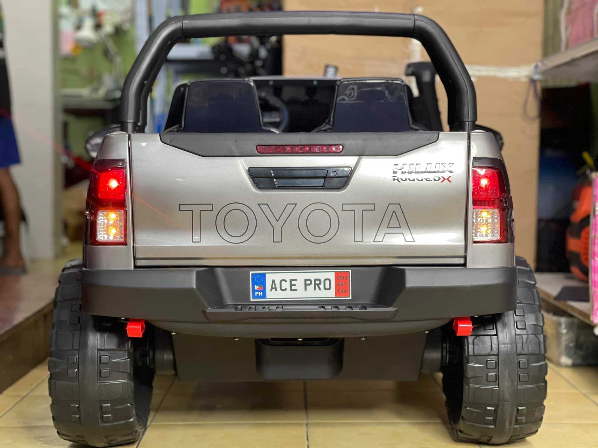 Masinuta electrica pentru 2 copii Toyota Hilux 4WD RuggedX 2021 #GREY