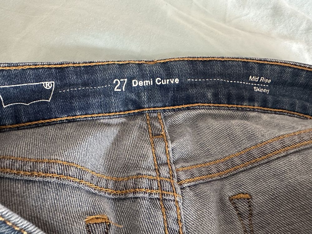 Blugi Levi’s slim fit pentru femei, marime 27/32