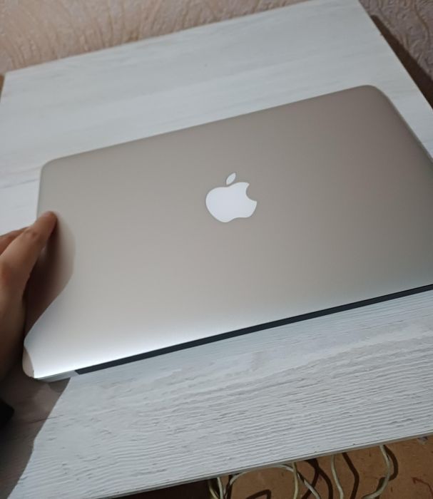 *Продается MacBook *  
Отличное состояние, работает как новый.  
Быс