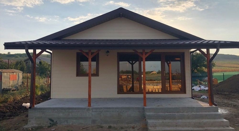 Vand cabane din lemn sau panouri sendwici