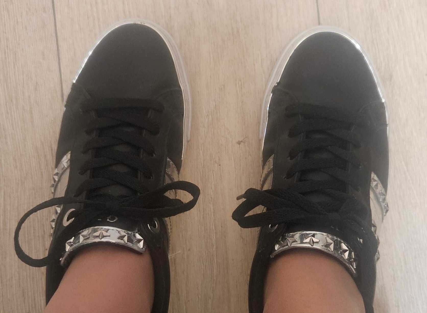 Черни сникърси  Guess