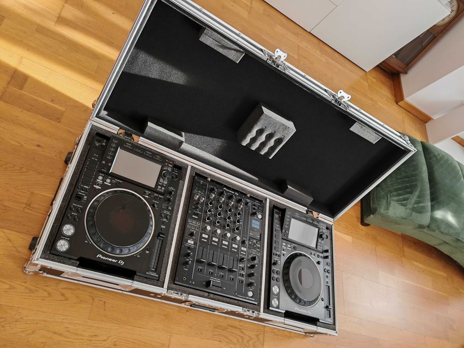 DJ Pack: 2×CDJ‑2000 NXS2 +DJM‑900 NXS2 cu flight‑case și cabluri noi