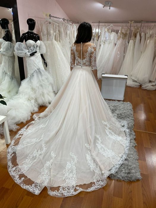 Vând rochie de mireasă , cu trenă, nouă, marca Morpho