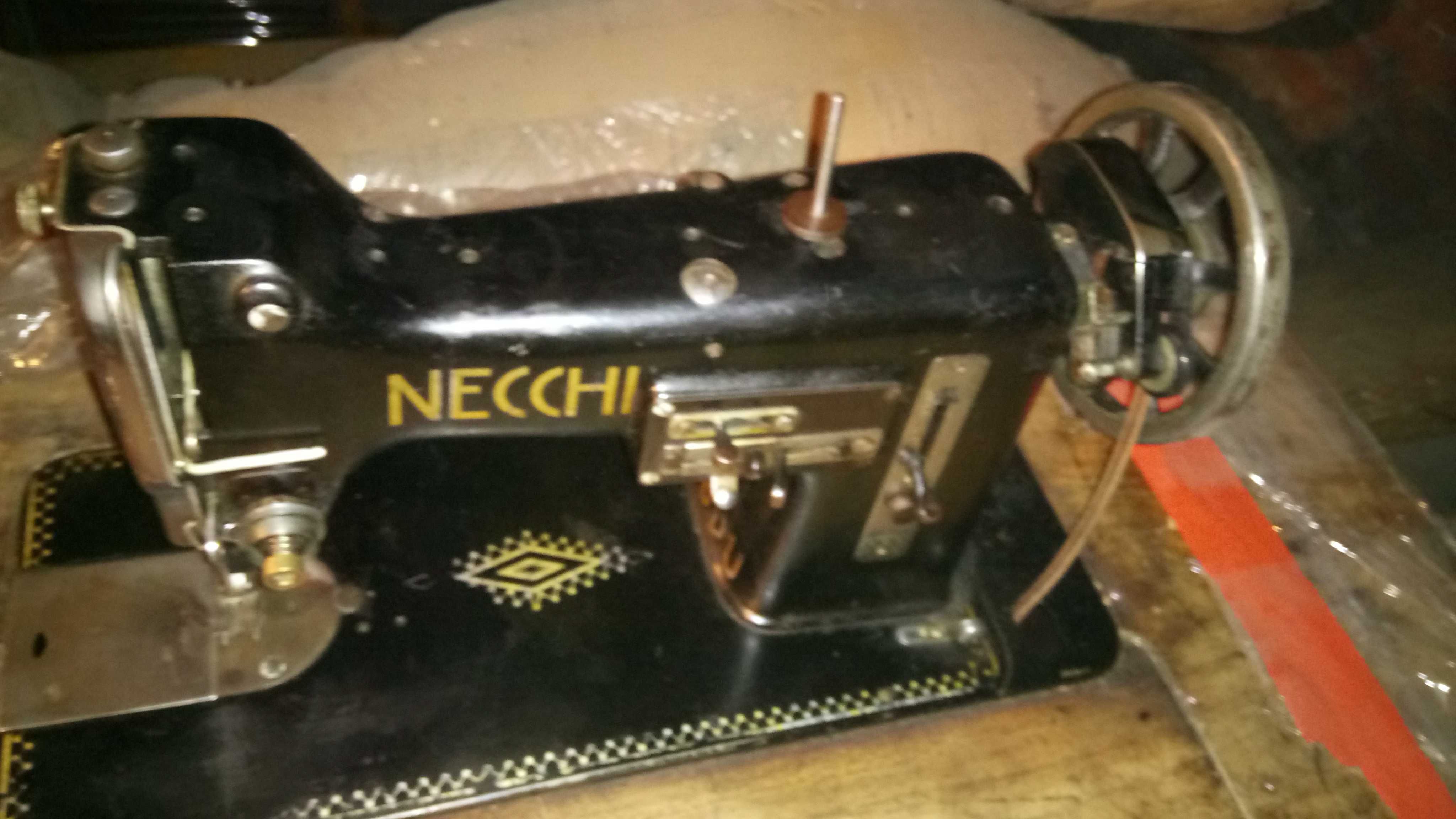 Продавам крачна шевна машина "NECCHI"