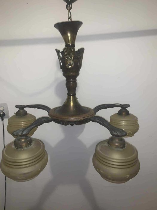 Candelabru cu cinci brate din bronz si ornament din lemn