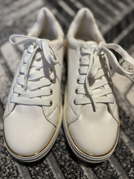 Бели обувки, 38 номер