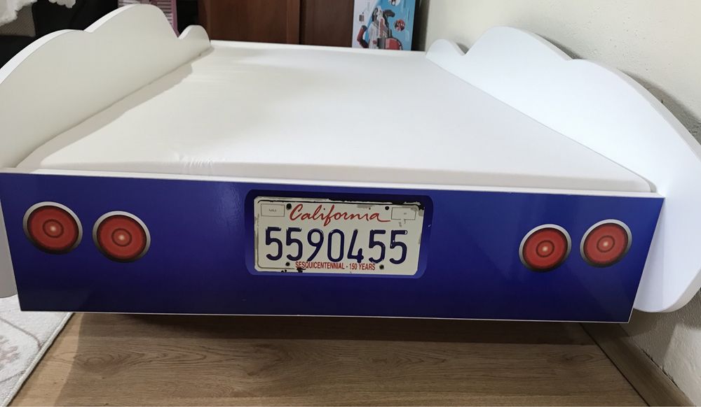 Легло във формата на кола.