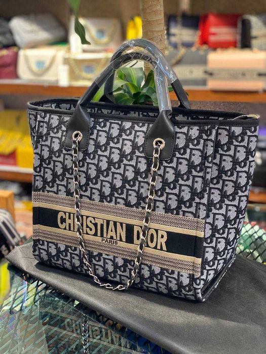 Чанти дамски луксозни нови на топ брандове