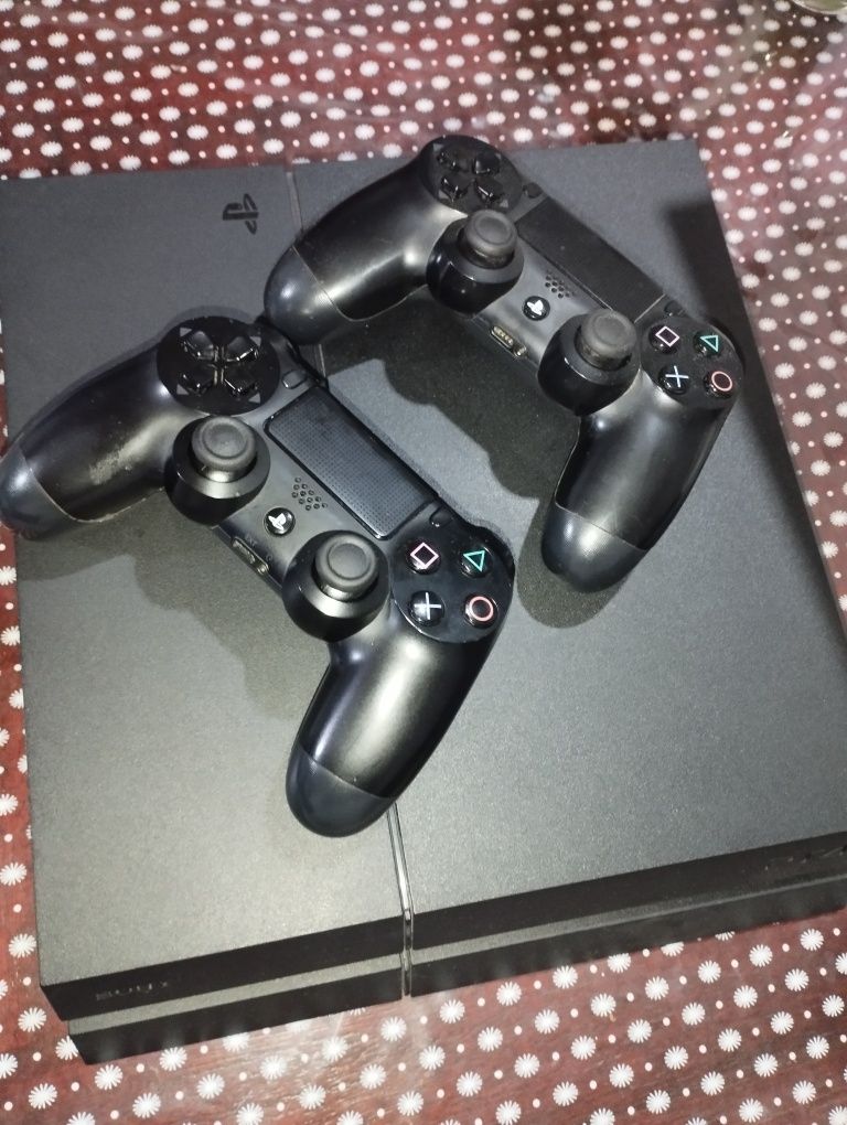 PS4+2 manete și charging dock +8 jocuri