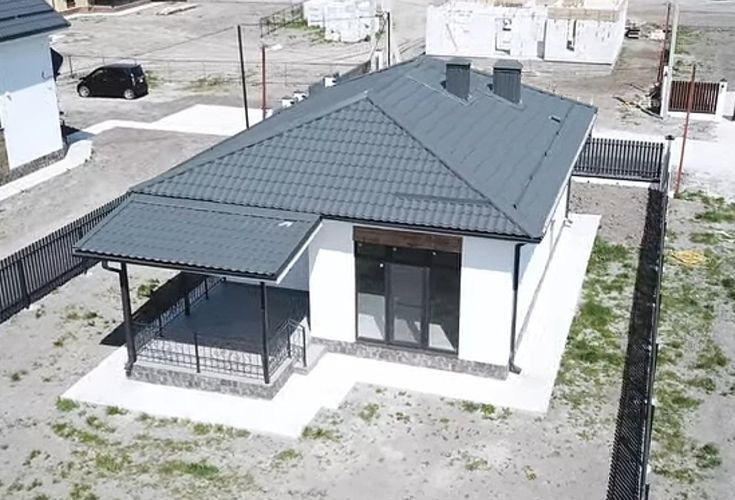Casele din panouri termoizolante sunt apreciate pentru simplitatea mon